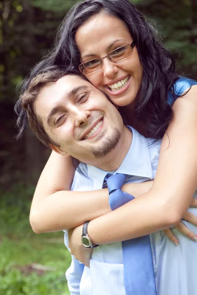 Juguetona linda pareja joven abrazando al aire libre —  Fotos de Stock