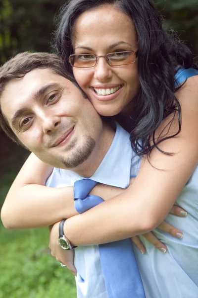 俏皮可爱的年轻夫妇拥抱的肖像 — 图库照片