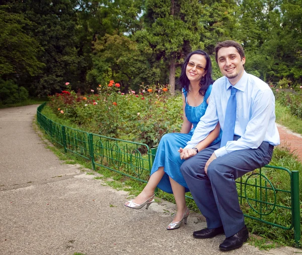 Porträtt av lyckliga innehåll paret på park — Stockfoto