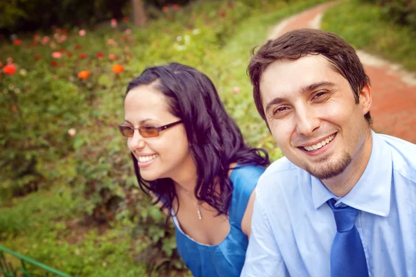 Портрет щасливої веселої пари на відкритому повітрі — стокове фото