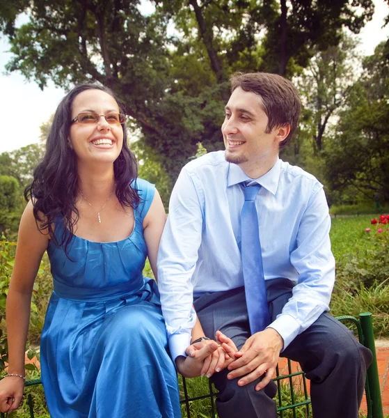 Щаслива пара сміється і розважається на відкритому повітрі — стокове фото