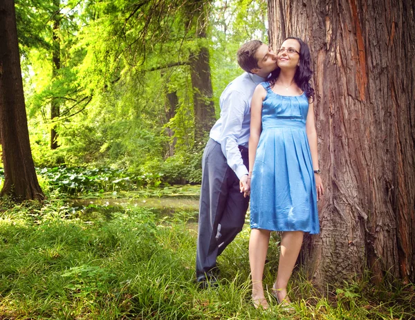 Paar hebben een candid romantische kus buiten — Stockfoto