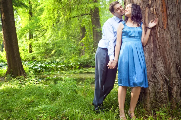 Nádherný pár s romantickým posezením v lese — Stock fotografie