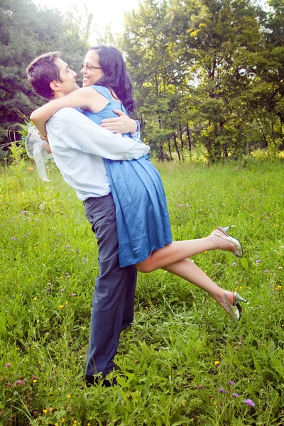 Abraço de casal feliz ao ar livre — Fotografia de Stock