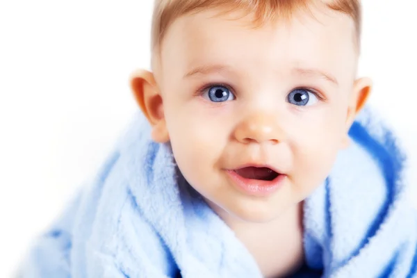 Дитячий хлопчик з красивими блакитними очима — стокове фото