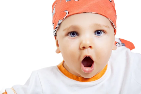 Cri de bébé garçon avec expression surprise sur le visage — Photo