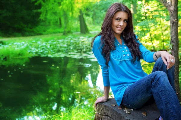 Beautiful woman outdoor near forest lake — Stockfoto