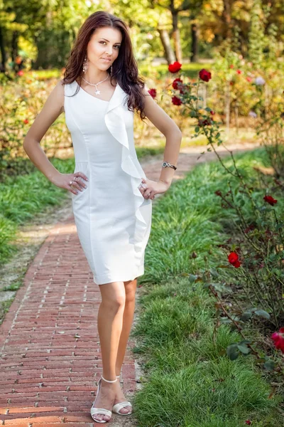 Mujer sexy en elegante vestido blanco al aire libre — Foto de Stock