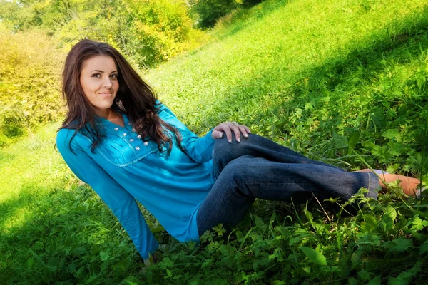 Fiatal aranyos nő, pihent a zöld friss fű — Stock Fotó