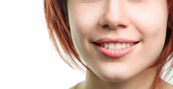 Donna con perfetti denti freschi e labbra — Foto Stock