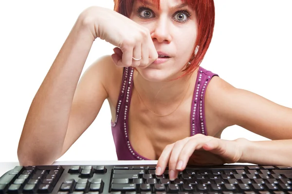 Mujer enojada en la computadora navegando por Internet — Foto de Stock