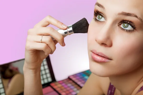 Maquillaje y cosméticos - mujer usando cepillo rubor —  Fotos de Stock