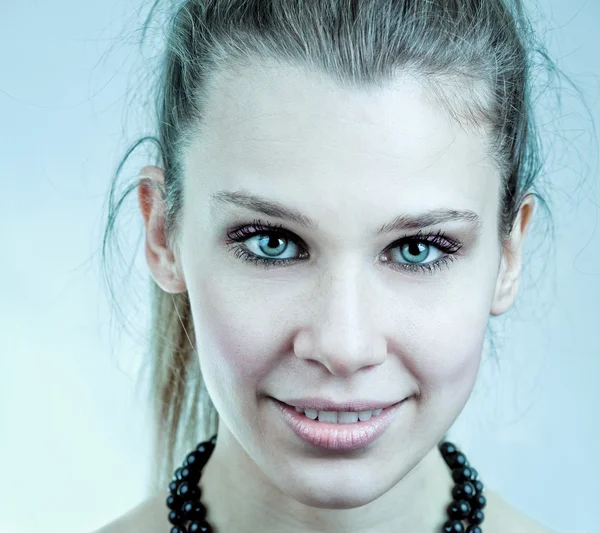 Sexig ung kvinna med vackra blå ögon — Stockfoto