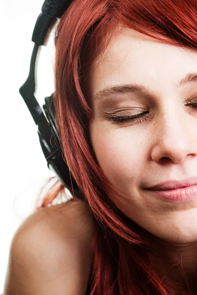 Žena poslechu hudby na sluchátka — Stock fotografie