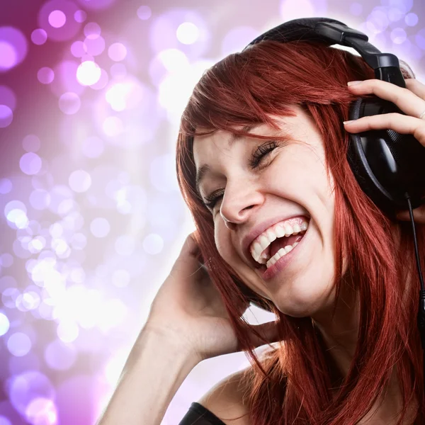 Mujer feliz divirtiéndose con auriculares de música — Foto de Stock