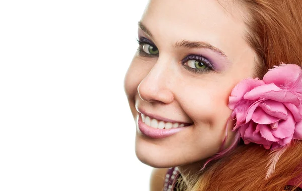 Счастливая женщина с цветком на ухе изолированы на белом — стоковое фото