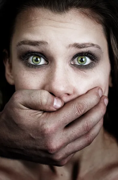 Страх жінки жертва домашнього насильства — стокове фото