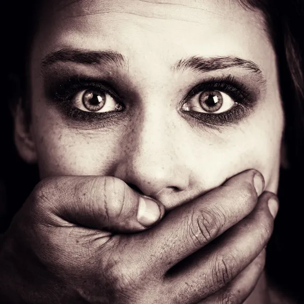 Mulher assustada vítima de tortura doméstica e abuso — Fotografia de Stock