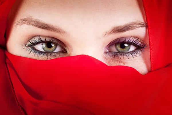 美しいセクシーな目を持つ女性をベール — ストック写真