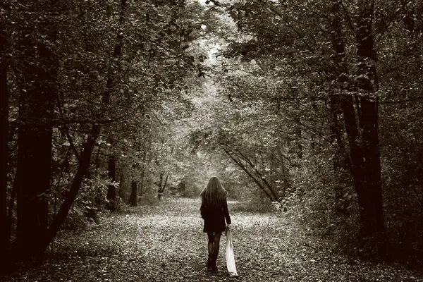 Mulher triste solitária na estrada de madeira — Fotografia de Stock
