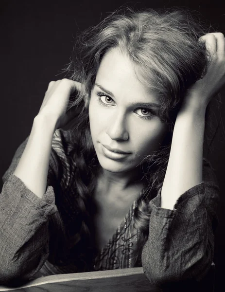 Porträtt av sensuell söt ung kvinna — Stockfoto