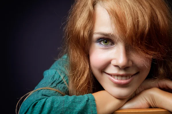 Glad ung kvinna med naturliga färska leende — Stockfoto