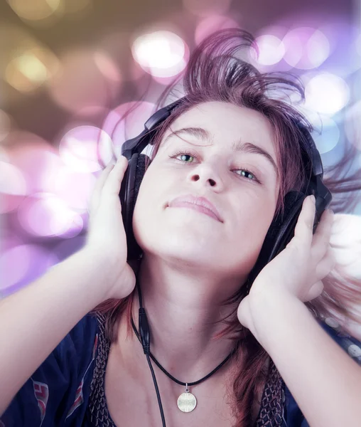 Activa joven adolescente mujer escuchando música de baile — Foto de Stock