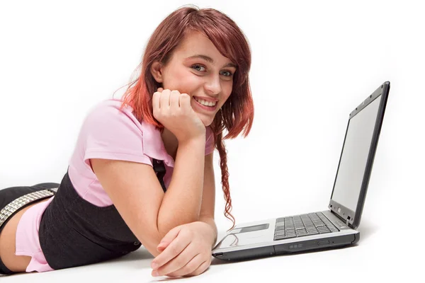 Bonito teen jovem mulher com laptop — Fotografia de Stock