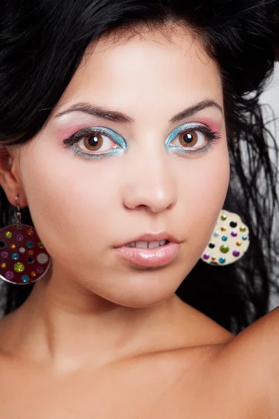 Mujer linda con bonito maquillaje colorido — Foto de Stock