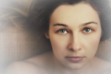 duygusal anlatım gözlü güzel kadın
