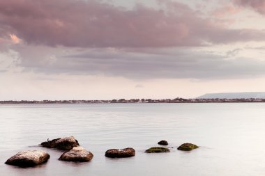 huzurlu seascape - su gökyüzü ve kayalar