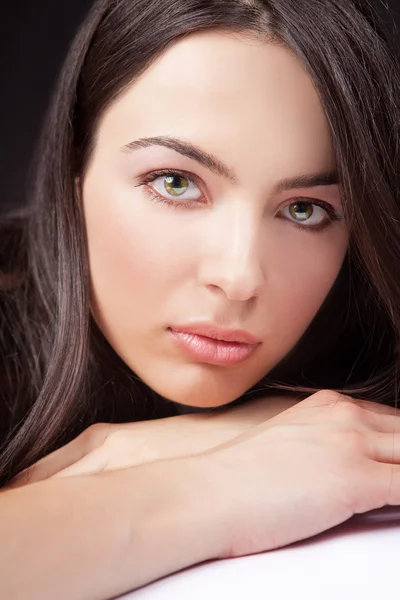 Skönhet porträtt av kvinna med sensuella ansikte och ögon — Stockfoto