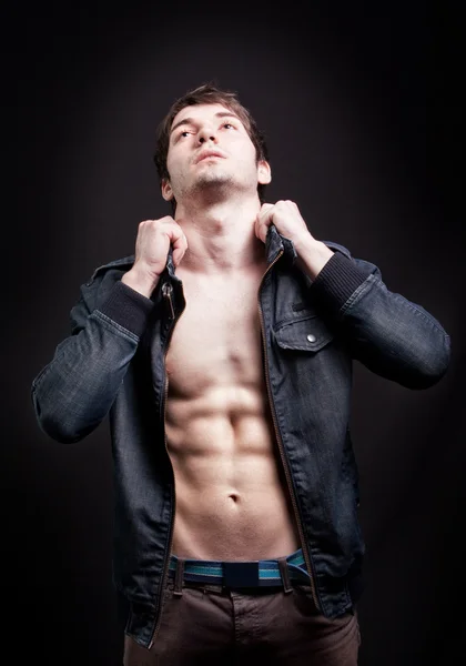 Foto de moda de hombre sexy con abdominales en forma — Foto de Stock