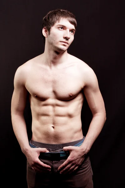 Jeune homme sans chemise avec abdomen sexy — Photo