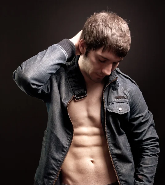 Hombre joven en forma sexy con abdomen muscular —  Fotos de Stock