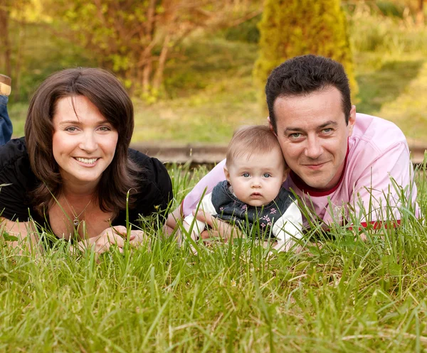 Familieportret - moeder, vader en dochter — Stockfoto