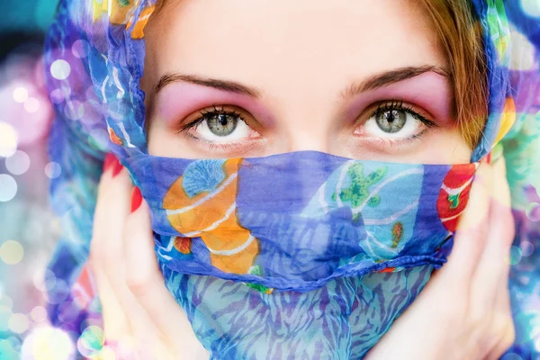 Donna con bellissimi occhi e sciarpa colorata — Foto Stock