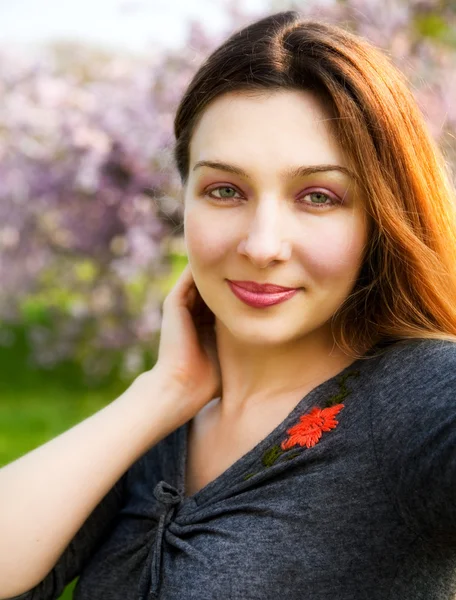 Outdoor Portret van schattige mooie jonge vrouw — Stockfoto