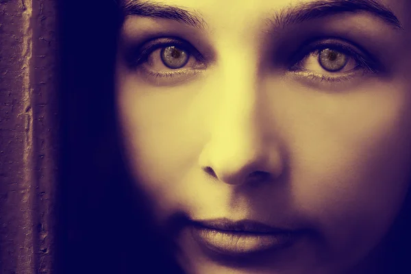 Kαλλιτεχνικό πορτραίτο γυναίκας μυστήριο με τρομακτικό μάτια — Φωτογραφία Αρχείου