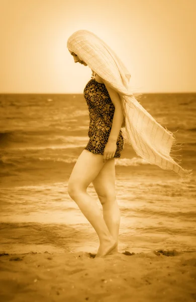 Kobieta z welonem na spokojny słoneczny brzeg — Zdjęcie stockowe