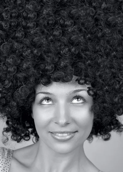 Gelukkige vrouw met trendy krullend haarstijl — Stockfoto