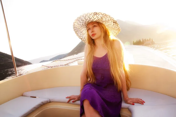 Mooie blonde vrouw op luxe boot — Stockfoto