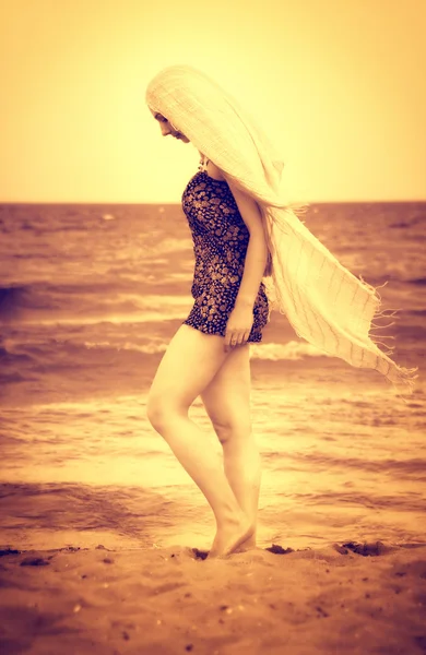 Vreedzame sensuele vrouw lopen op zand strand — Stockfoto