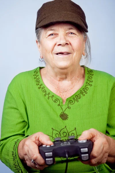 Glückliche Seniorin spielt Videospiele — Stockfoto
