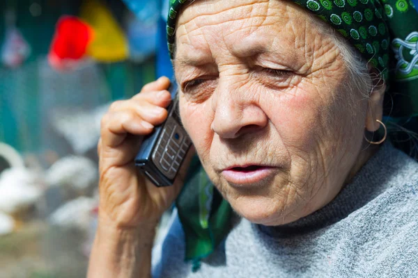 Восточноевропейская пожилая женщина и мобильный телефон — стоковое фото