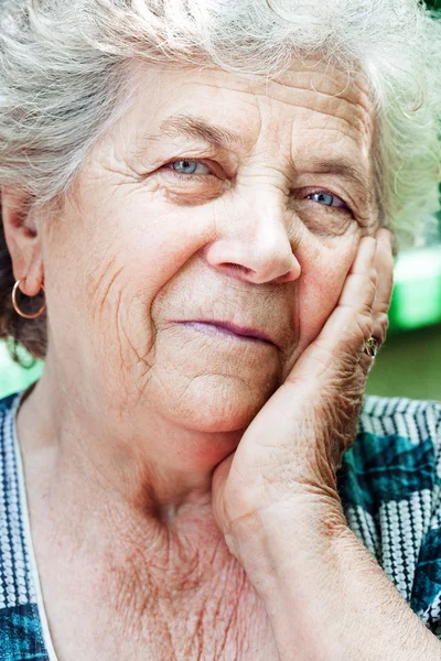 Felice contenuto anziana donna anziana — Foto Stock
