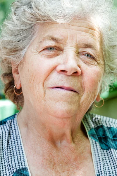 Gezicht van charmante senior oude vrouw — Stockfoto