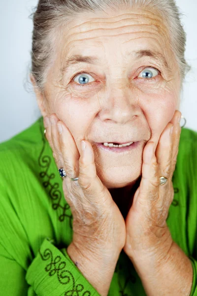 Mulher idosa excitada com expressão surpresa — Fotografia de Stock