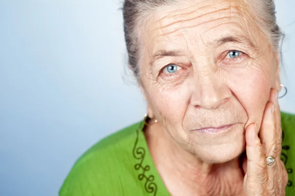 Gesicht des Inhalts schöne alte Seniorin — Stockfoto