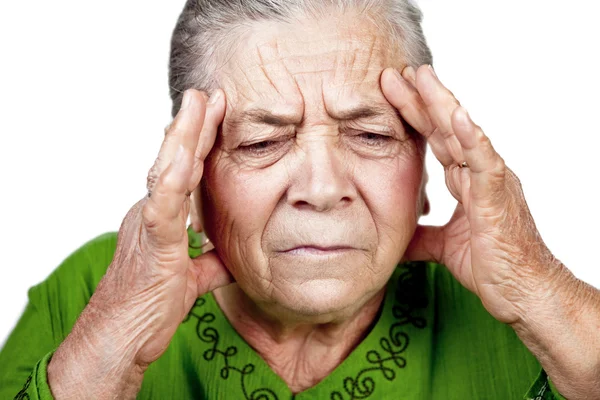 Vieille femme âgée ayant des migraines ou des maux de tête — Photo